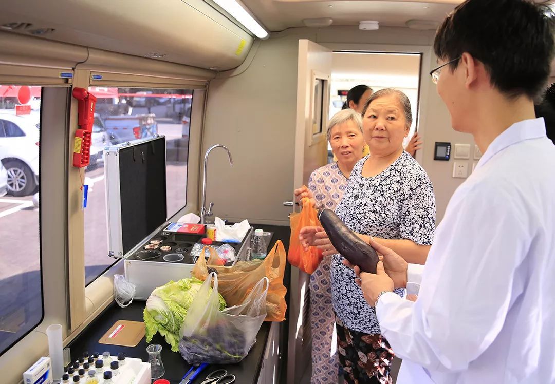 流動檢測車讓市民點(diǎn)贊的食品安全車